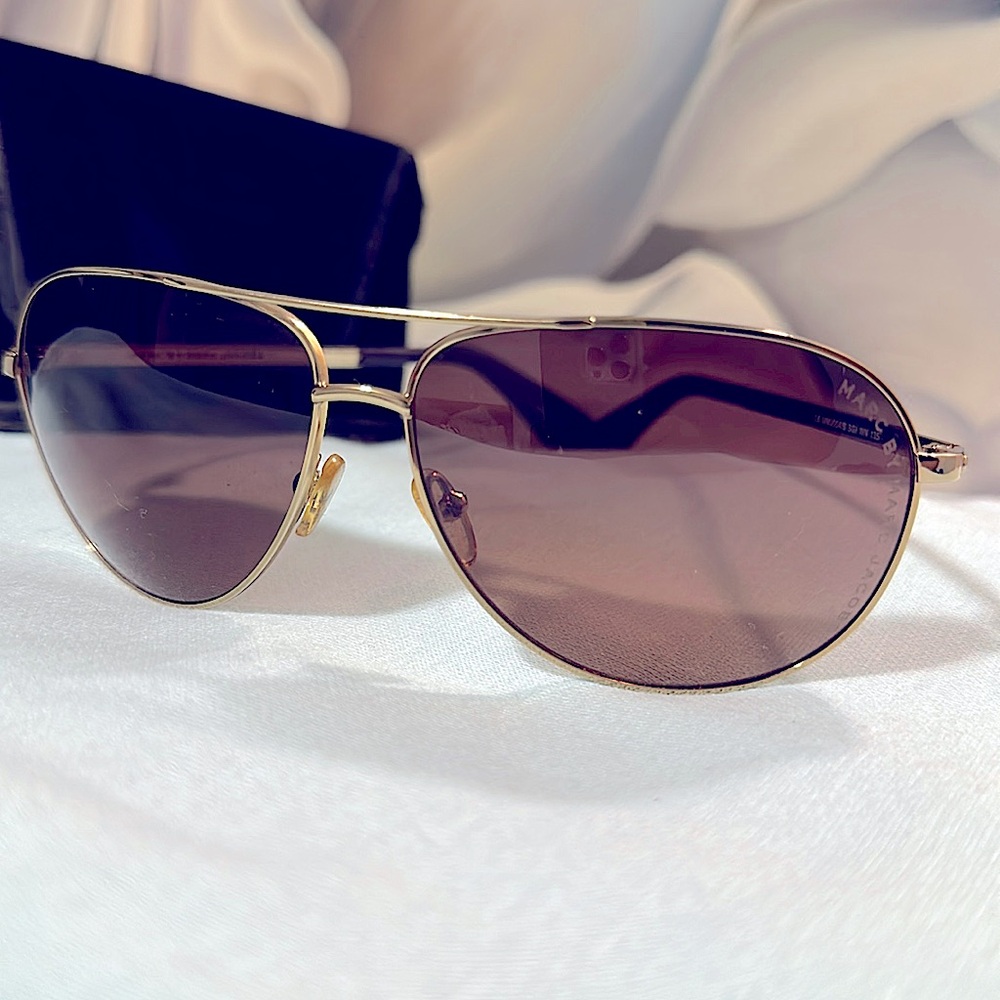 MARC JACOBS AVIATOR SUNGLASSES WITH OMBRÉ LENS. (Worn once, GREAT CONDITION)